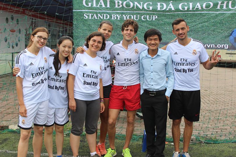 Những người tham gia giao lưu bóng đá Stand By You Cup